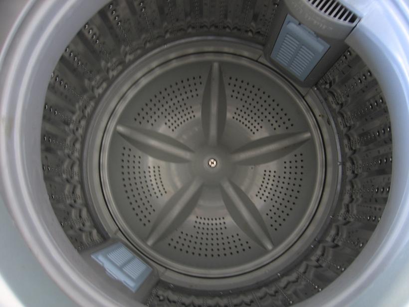 此外,这款洗衣机采用了不锈钢的内筒,额定耗水量为126L,洗涤功率为350W,脱水功率为255W。海尔这款波轮洗衣机XQB50-20B手搓式还提供了10段水位调节,洗涤更有针对性,另外它还支持模糊控制功能。 编辑点评:这款洗衣机的容量比较大,功能还算丰富,性价比比较高,不过它在节能方面表现一般,达到了国家能效等级3级。