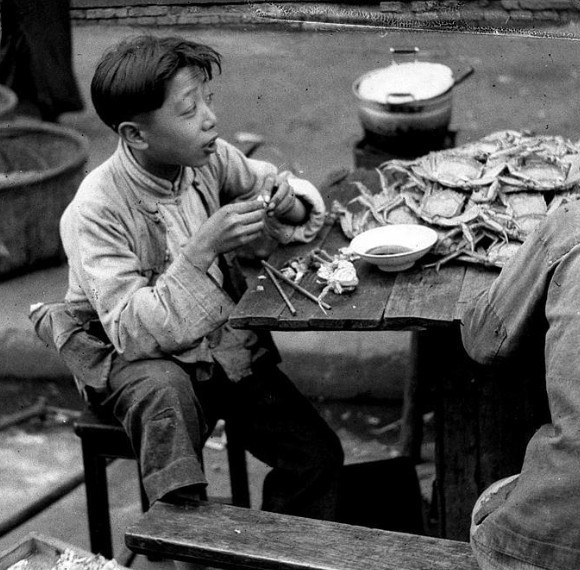 二,前5年上海一穷人家孩子因没饭吃就吃阳澄湖大闸蟹当饭吃