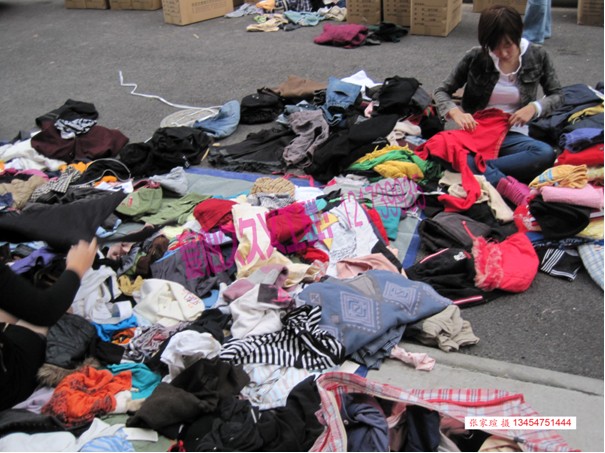 捐<em>旧衣服</em>。伸出你的爱心之手帮助那些贫穷的人