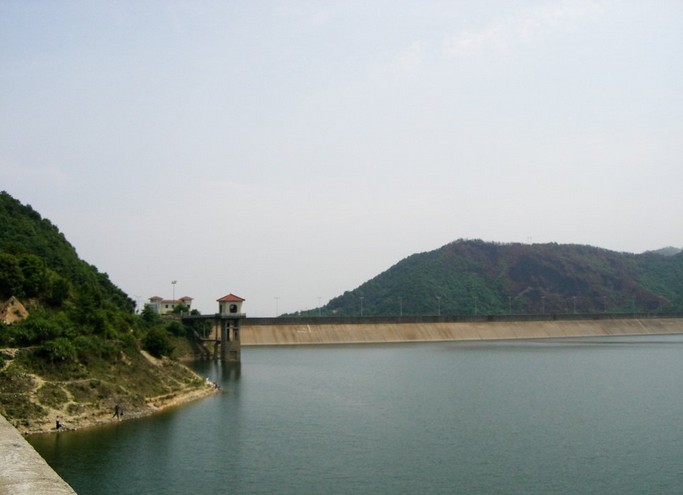 到达梁辉水库大坝.