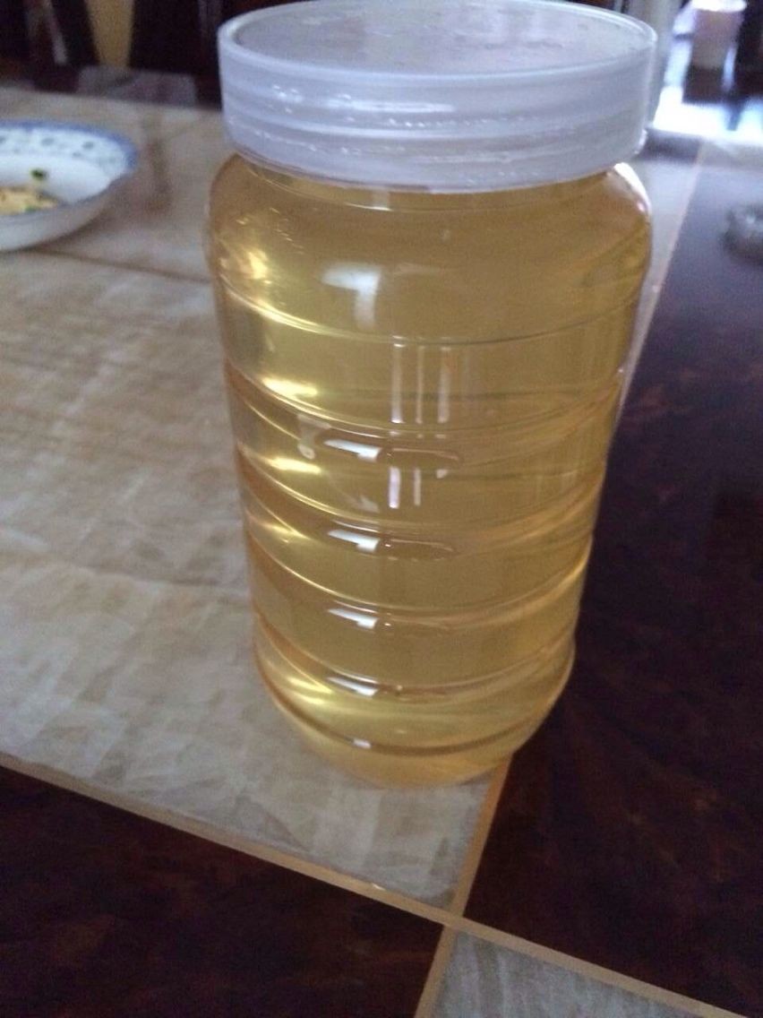 两斤装的蜂蜜,瓶子跟上面的花粉瓶是一样的