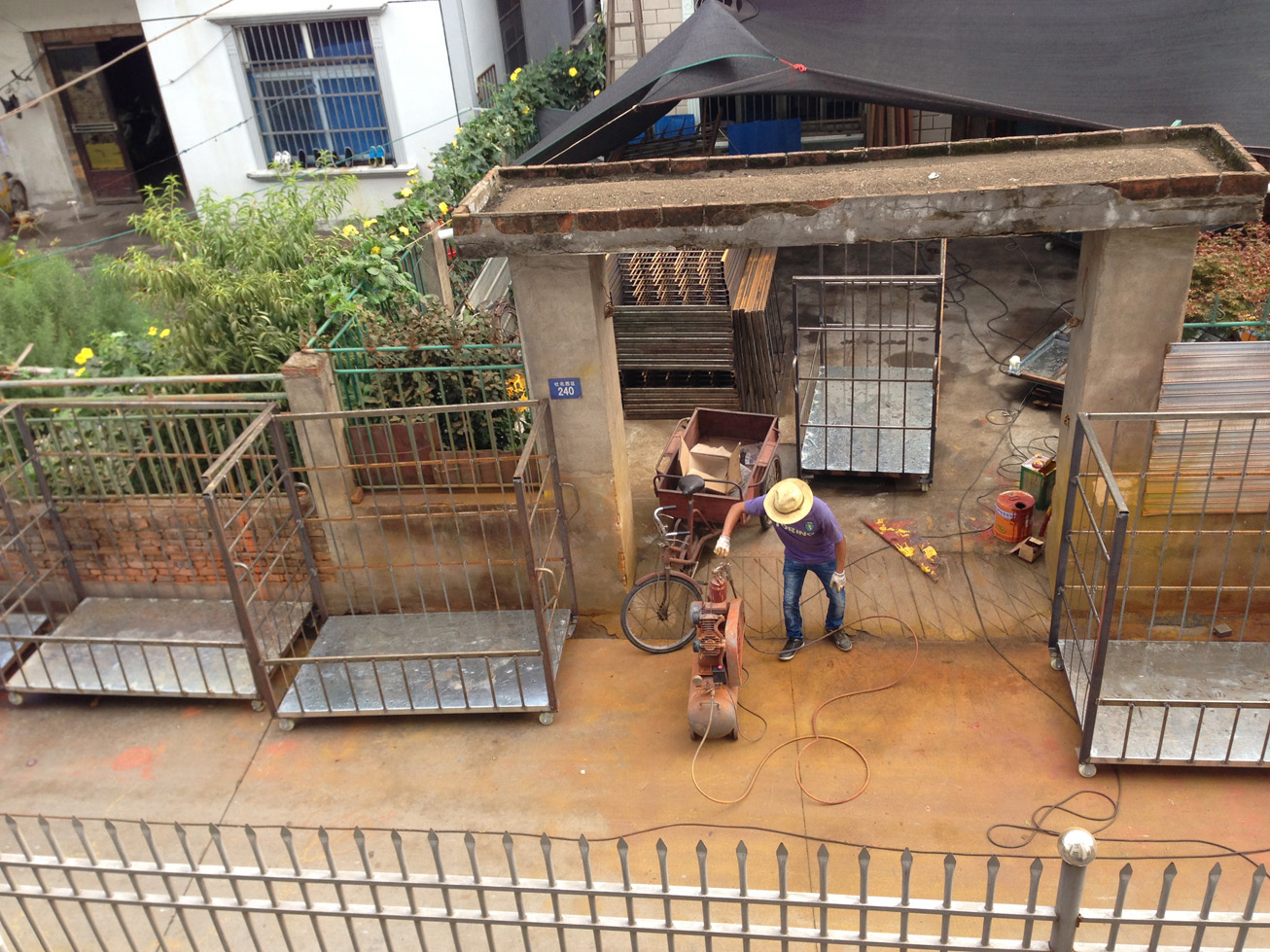 实名曝光海南村家庭作坊,噪音,喷漆,占用公共道路,见图