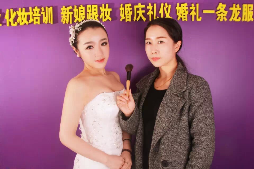 婚纱化妆学徒_婚纱情侣头像