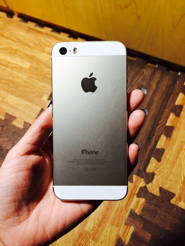 出自用iphone5s 16g金色手机一只