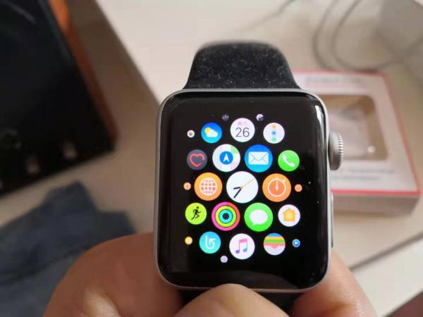 转让一个苹果手表s2,女款小表盘的银色600元